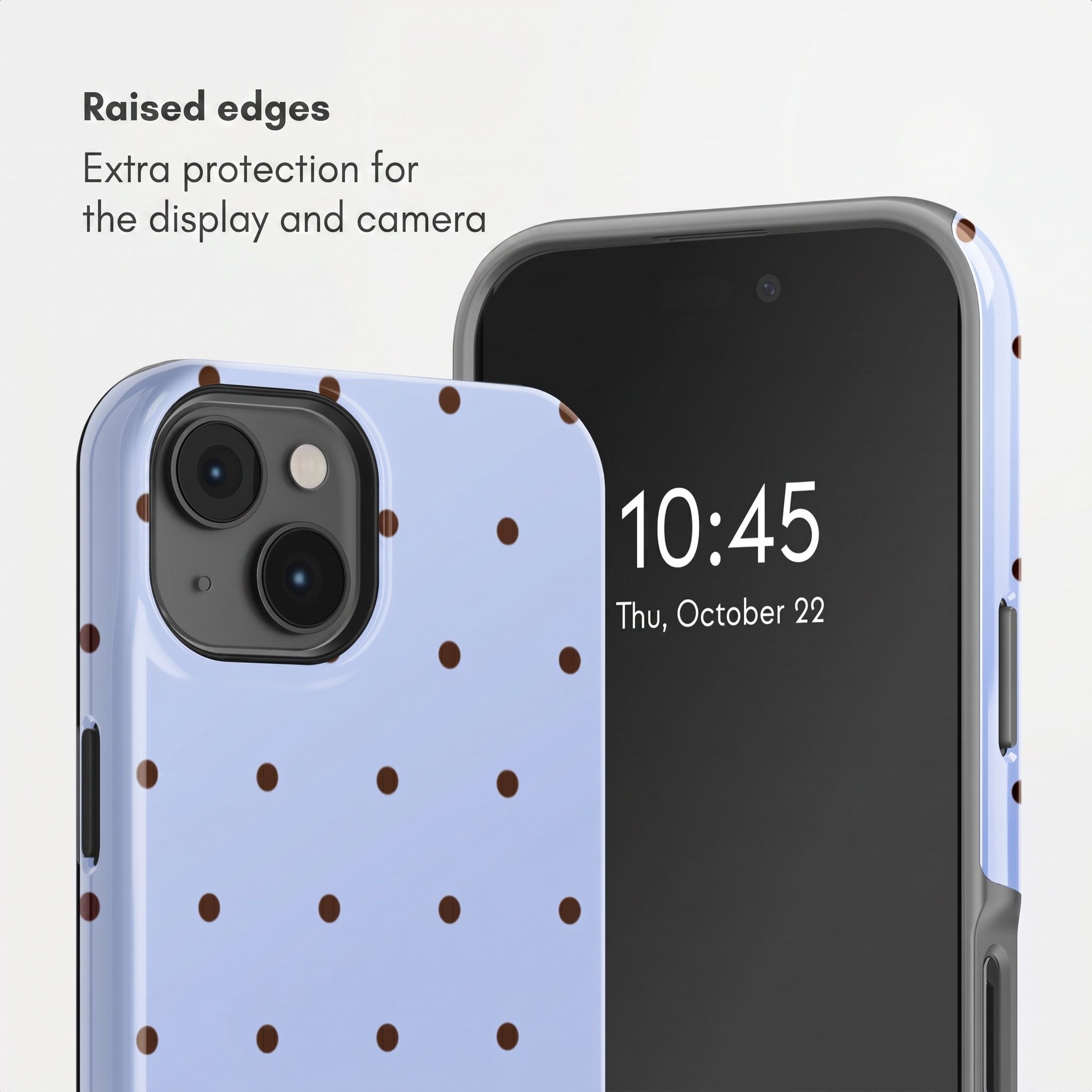 Blaue Handyhülle mit braunen Punkten und erhöhtem Rand für Kameraschutz vor einem Smartphone.