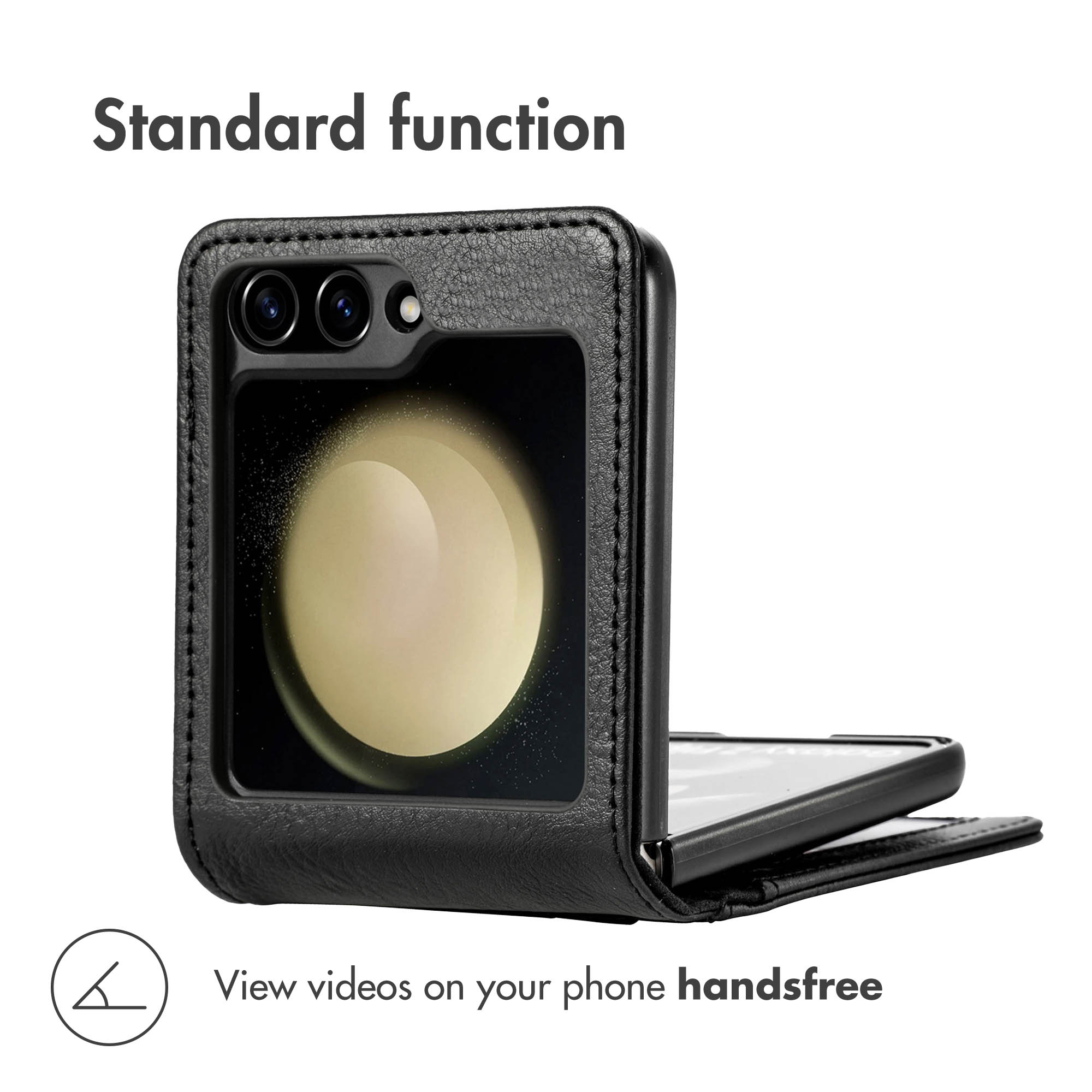 Een zwarte lederen opvouwbare telefoon in een hoesje met twee camera's, open voor handfree video's kijken.