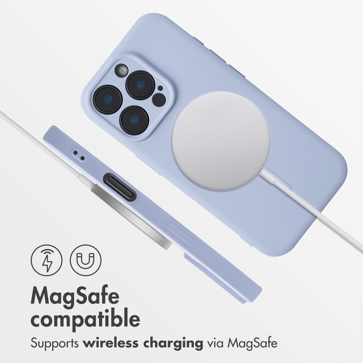 Coque de téléphone bleu clair avec chargeur MagSafe et appareil photo sur fond blanc.