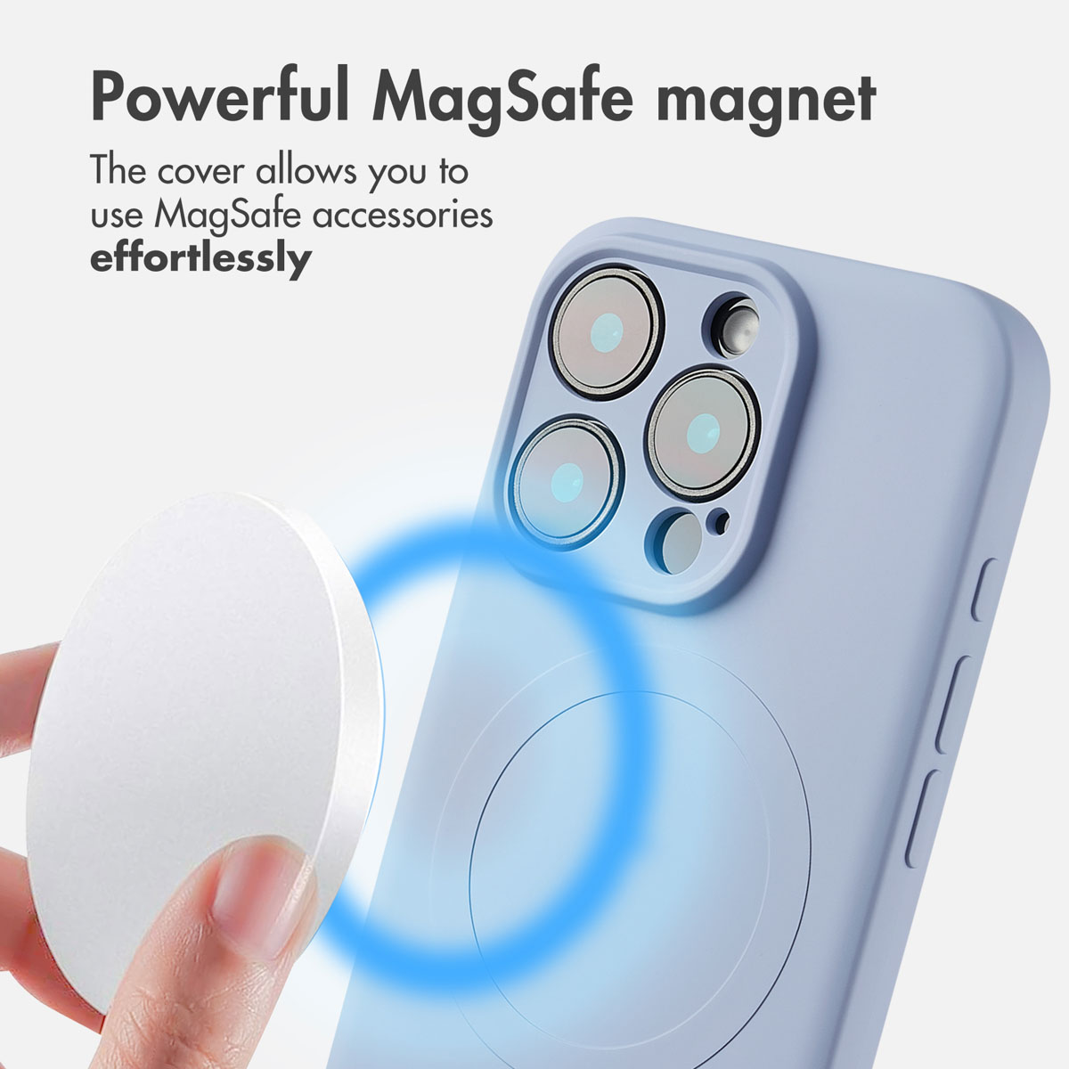 Une main tient un accessoire MagSafe blanc près d'une coque de smartphone bleu clair.