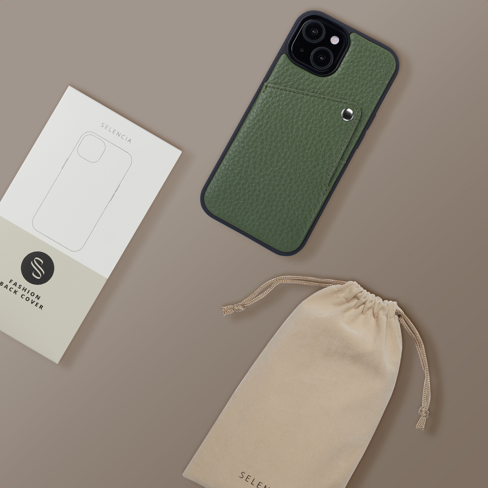 Coque de téléphone verte avec porte-carte, boîte d'emballage blanche et pochon beige sur fond marron.