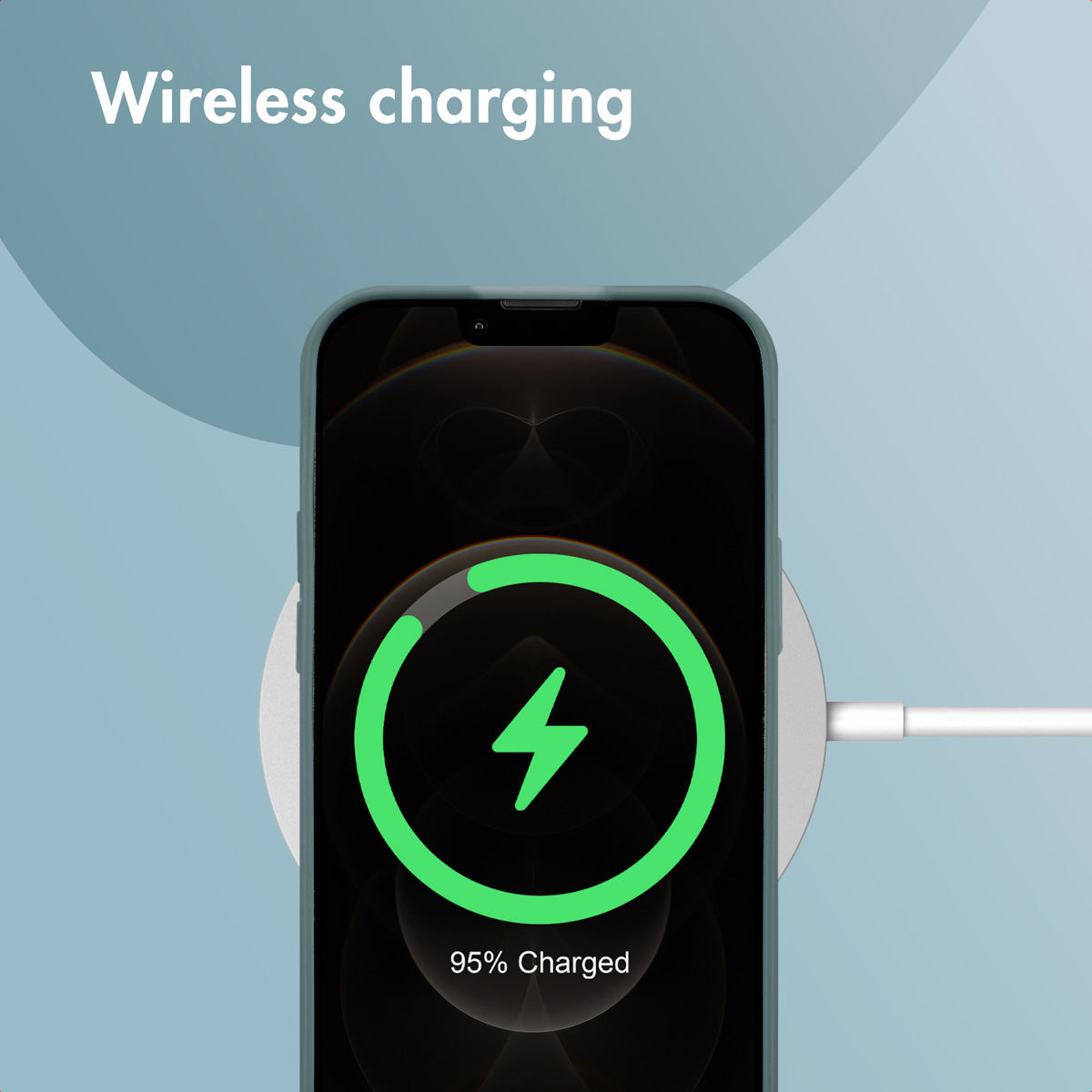 Smartphone en charge sans fil sur un socle rond, à 95%.