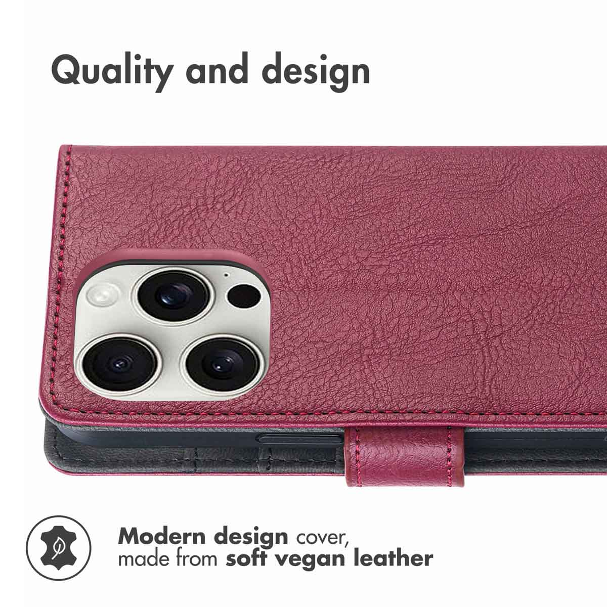Gros plan sur un étui de téléphone en cuir végétalien bordeaux avec texture, coutures et découpe pour appareil photo.
