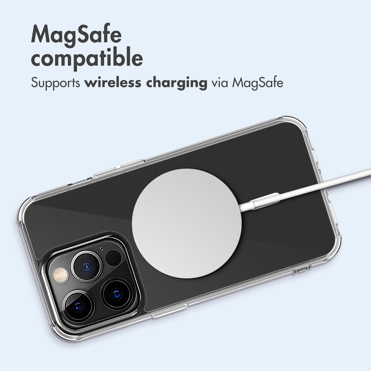 Uno smartphone in custodia trasparente con caricatore MagSafe sul retro e testo.