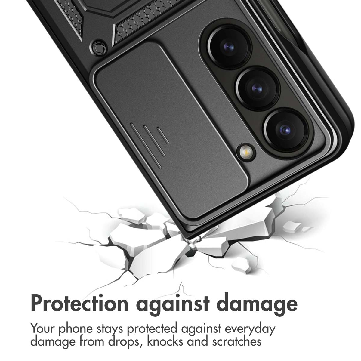 Cover nera per smartphone con copriobiettivo scorrevole su tre lenti, sopra una superficie bianca crepata.