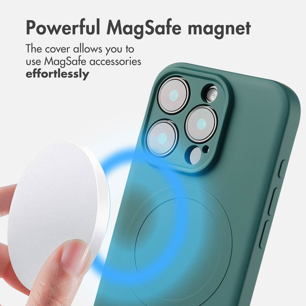Coque de téléphone verte avec fonction MagSafe et accessoire magnétique en main.