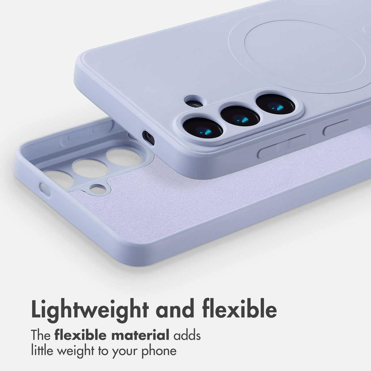 Eine hellblaue Schutzhülle für ein Smartphone mit drei Kameraöffnungen und einer kreisförmigen magnetischen Rückseite.
