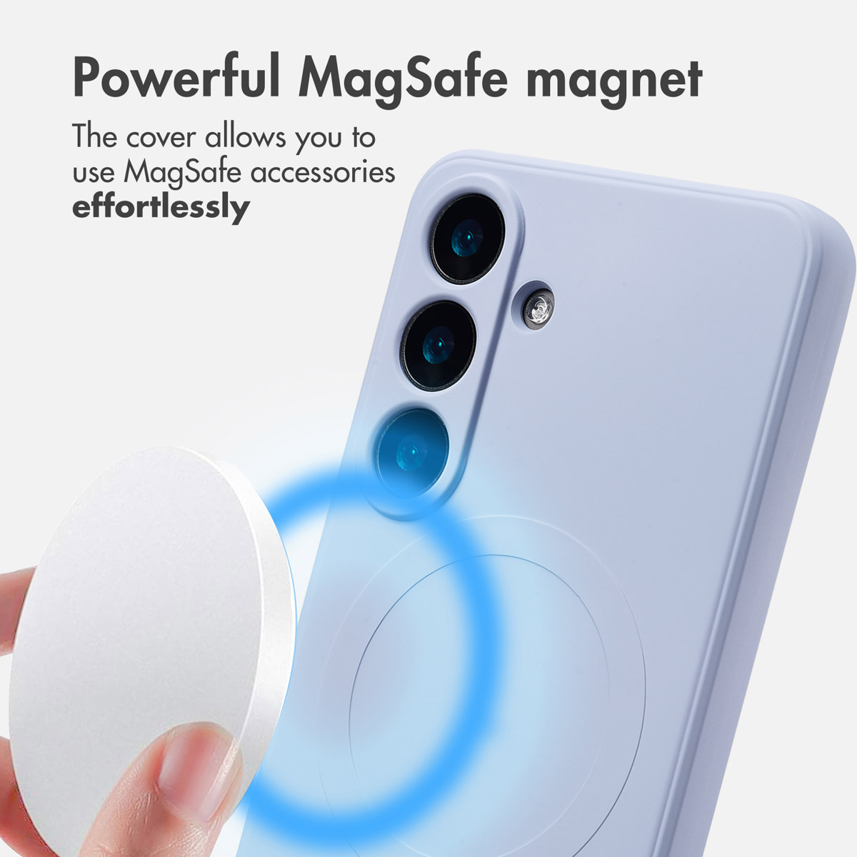 Eine Hand hält einen weißen MagSafe-Magneten neben eine hellblaue Handyhülle mit drei Kameramodulen.