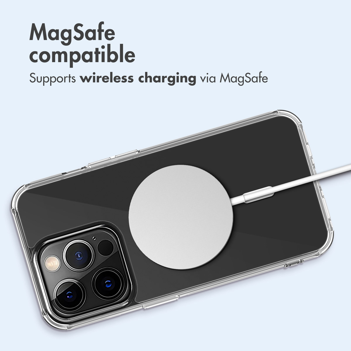 Uno smartphone in custodia trasparente si ricarica in modalità wireless con un caricatore MagSafe rotondo.