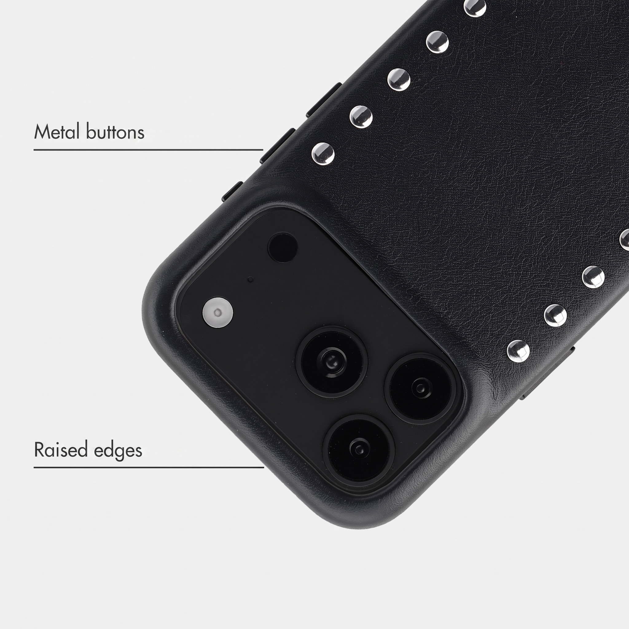 Coque de téléphone noire avec clous, trois objectifs de caméra, boutons métalliques et bords surélevés.