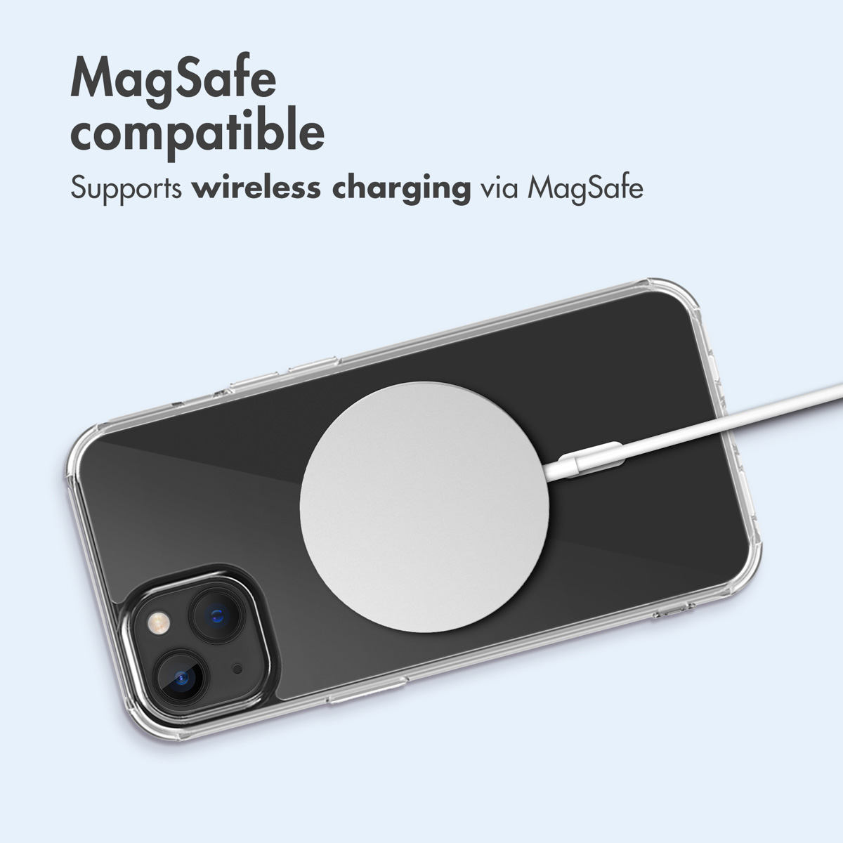 Uno smartphone in custodia trasparente viene caricato con un caricabatterie MagSafe bianco su sfondo azzurro.