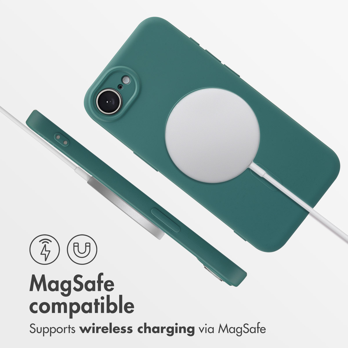 Custodia verde per telefono con caricatore e cavo MagSafe su sfondo bianco.