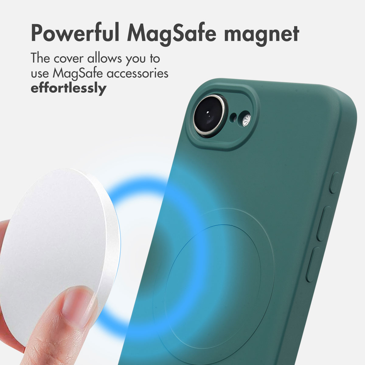 Custodia verde per telefono con anello magnetico MagSafe, mentre una mano tiene un accessorio MagSafe bianco.