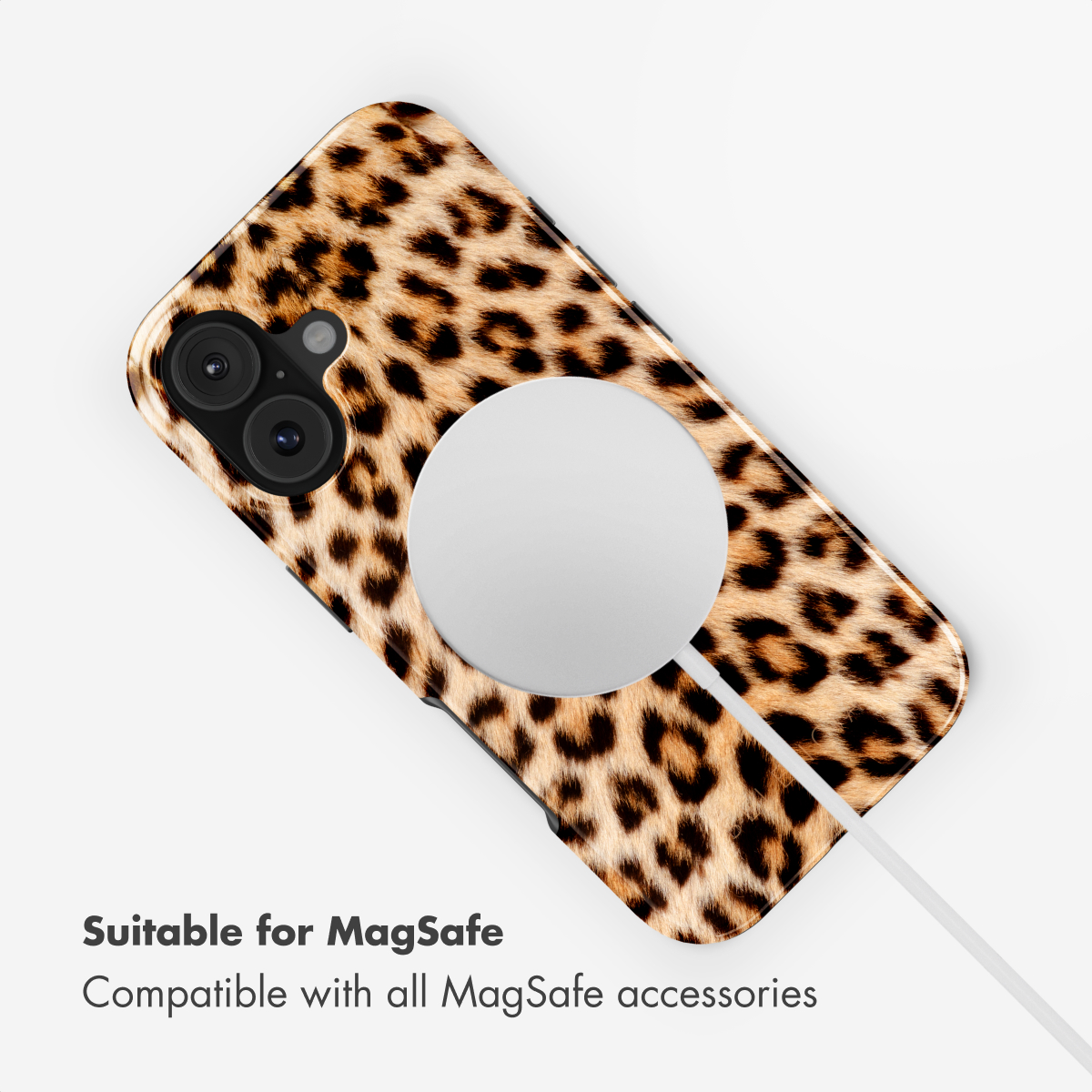 Uno smartphone con custodia MagSafe leopardata e caricabatterie collegato su sfondo bianco.