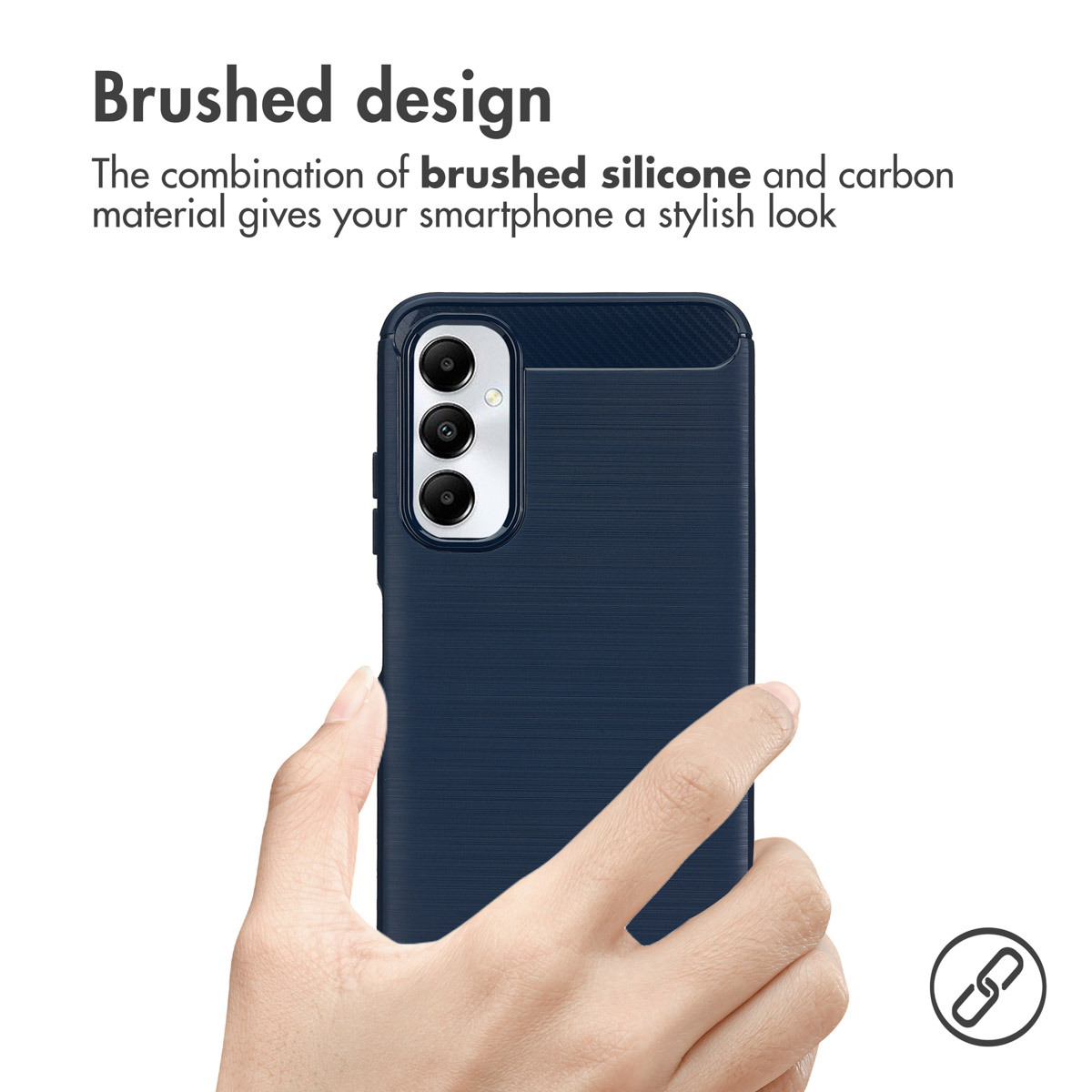 Hand hält ein dunkelblaues Smartphone in einer gebürsteten Silikon- und Carbon-Schutzhülle.