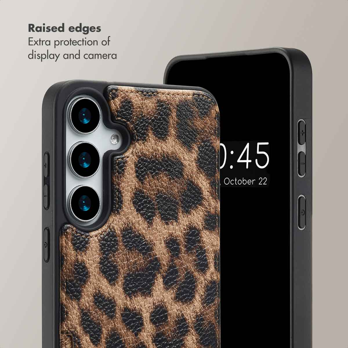 Una funda de smartphone con estampado de leopardo marrón, con bordes elevados para proteger la pantalla y la cámara.