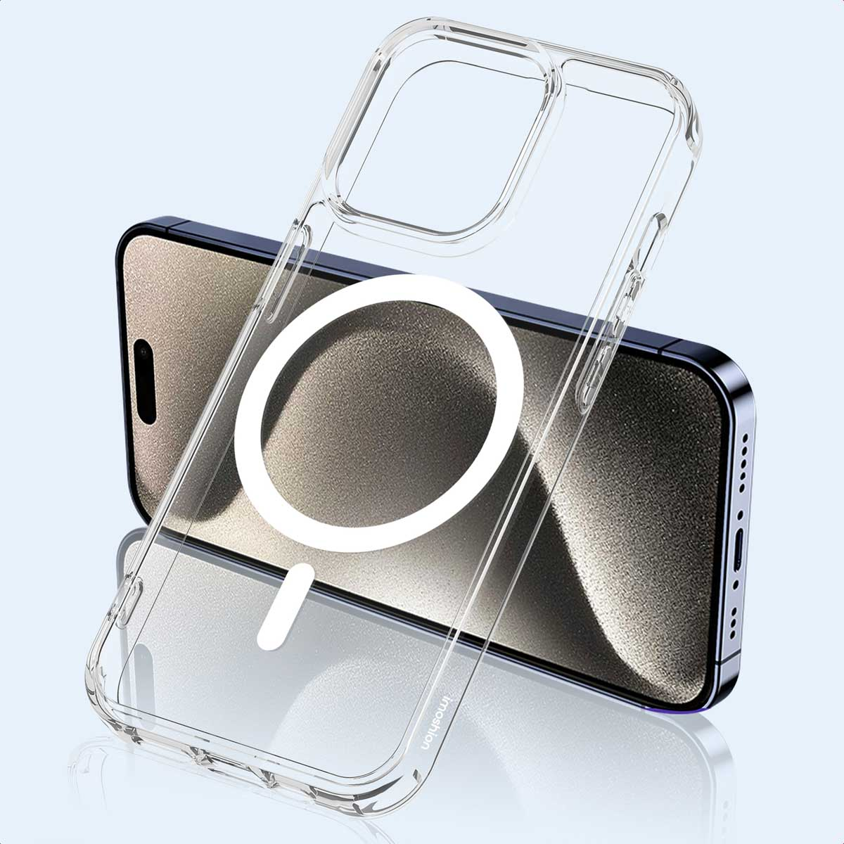 Una custodia trasparente con anello MagSafe davanti a uno smartphone scuro su sfondo azzurro.