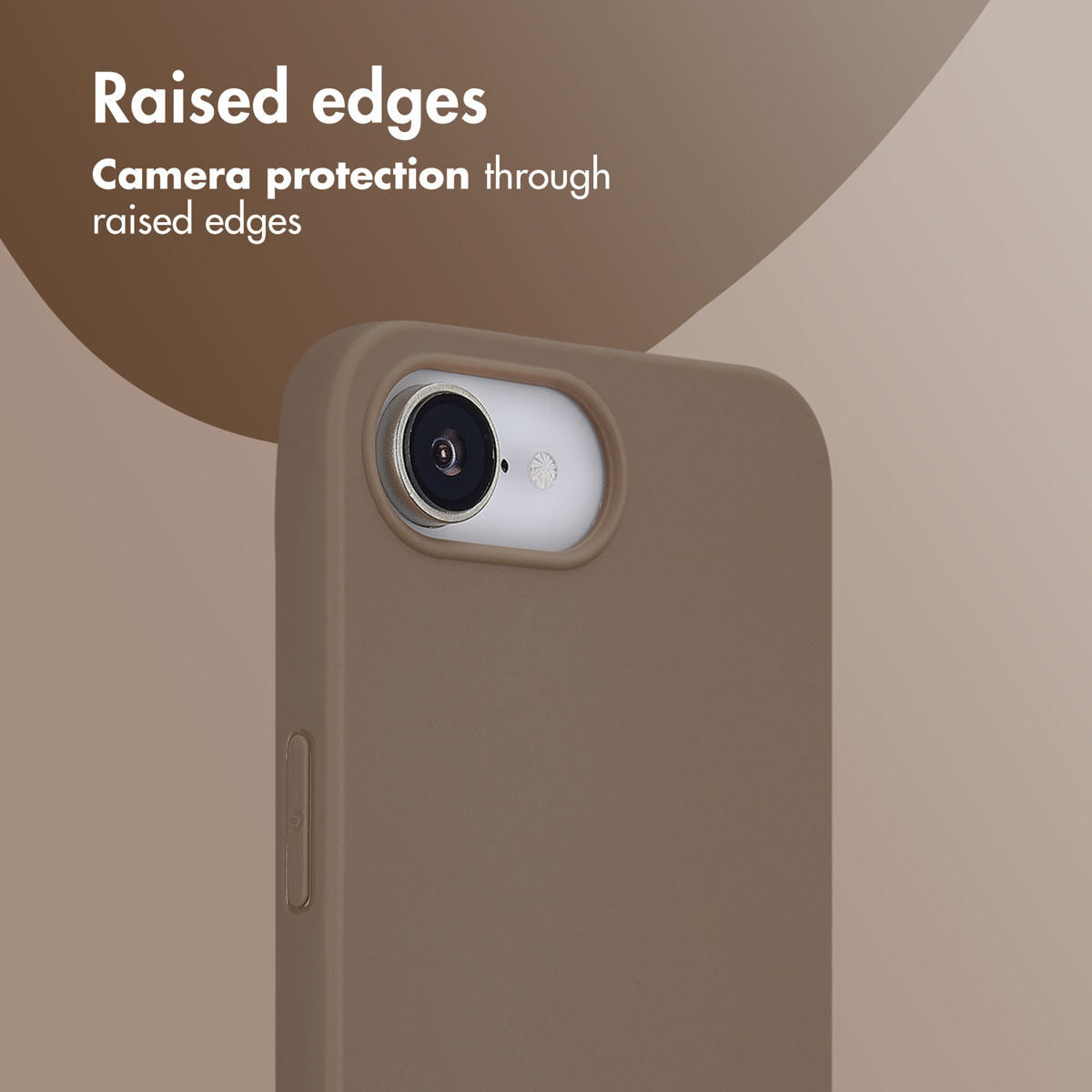 Una cover per telefono marrone mostra i bordi rialzati attorno alla fotocamera con il testo.
