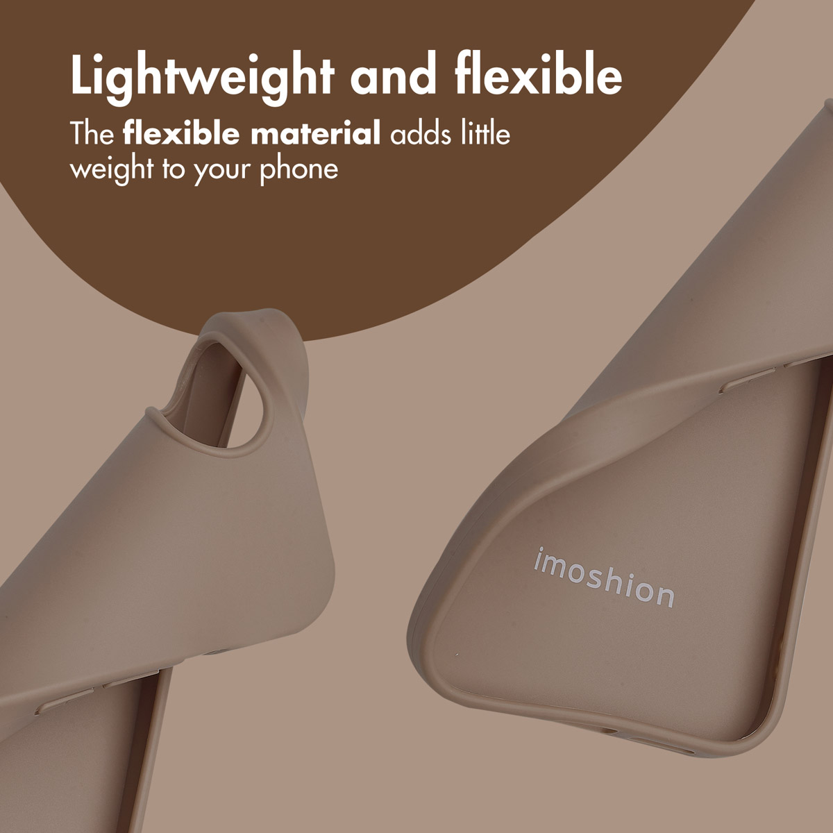 Cover flessibile beige con il logo imoshion su sfondo marrone.