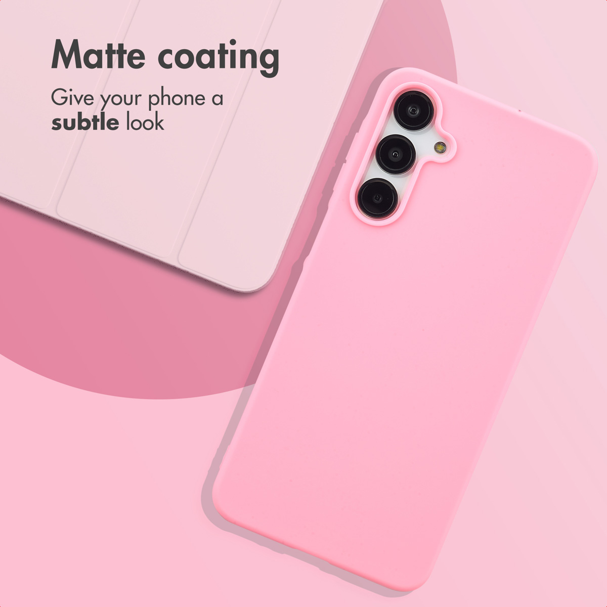 Un teléfono inteligente rosa con funda protectora y texto sobre fondo rosa.