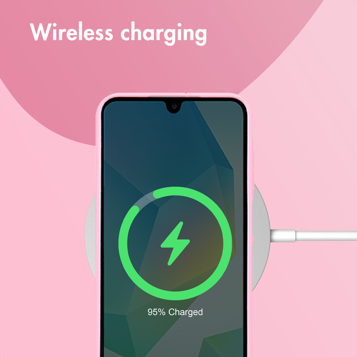 Smartphone rosa cargando de forma inalámbrica en una base, la pantalla muestra 95%.