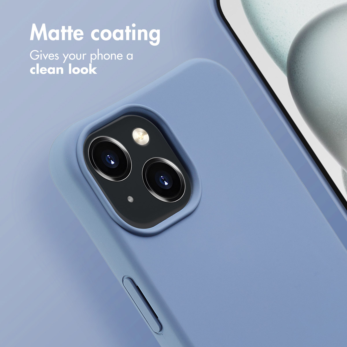 Blauwe matte telefoonhoes met uitsparing voor de camera en tekst. Schone look.