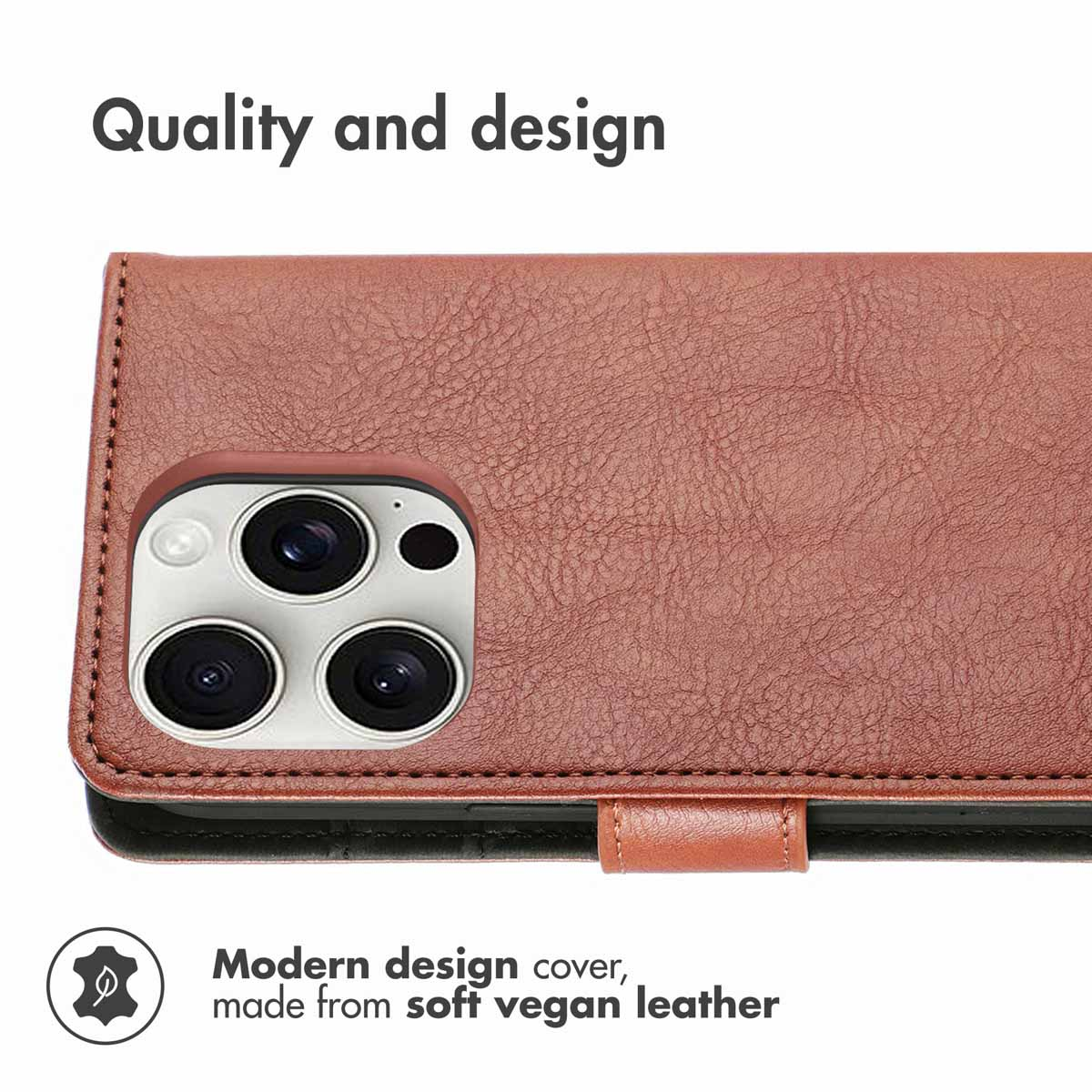 Bruine vegan leren telefoonhoesje met camera-uitsparing en tekst.