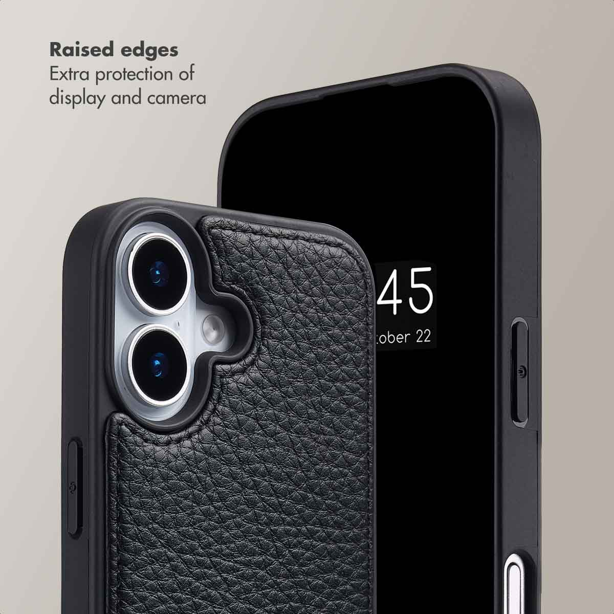 Los bordes elevados ofrecen protección adicional para la pantalla y la cámara de un smartphone negro con funda de piel.