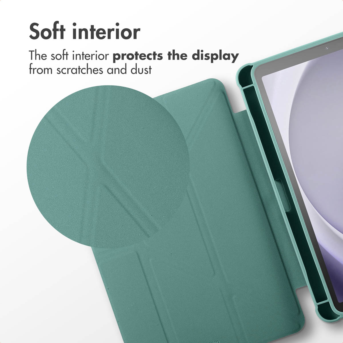 Close-up van een groen tablet hoes interieur met tekst over de zachte voering.