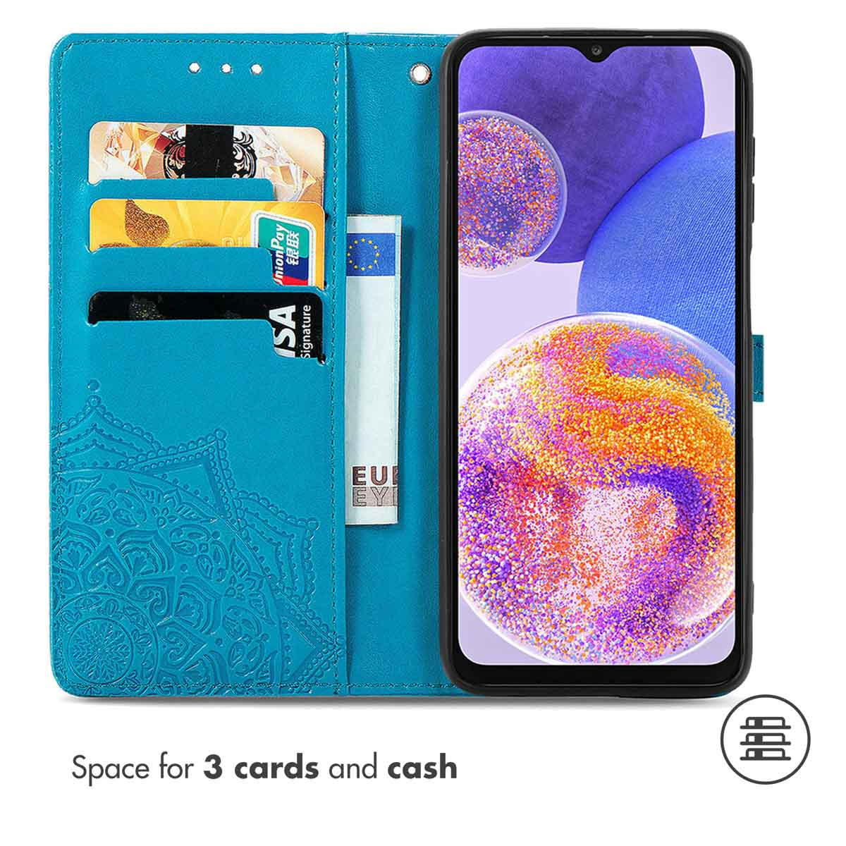 Un étui de téléphone en cuir bleu avec des fentes pour trois cartes et de l'argent, à côté du téléphone.