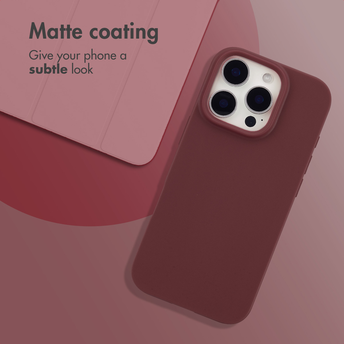 Une coque de téléphone marron repose sur une surface rose à côté d'une housse de tablette assortie.