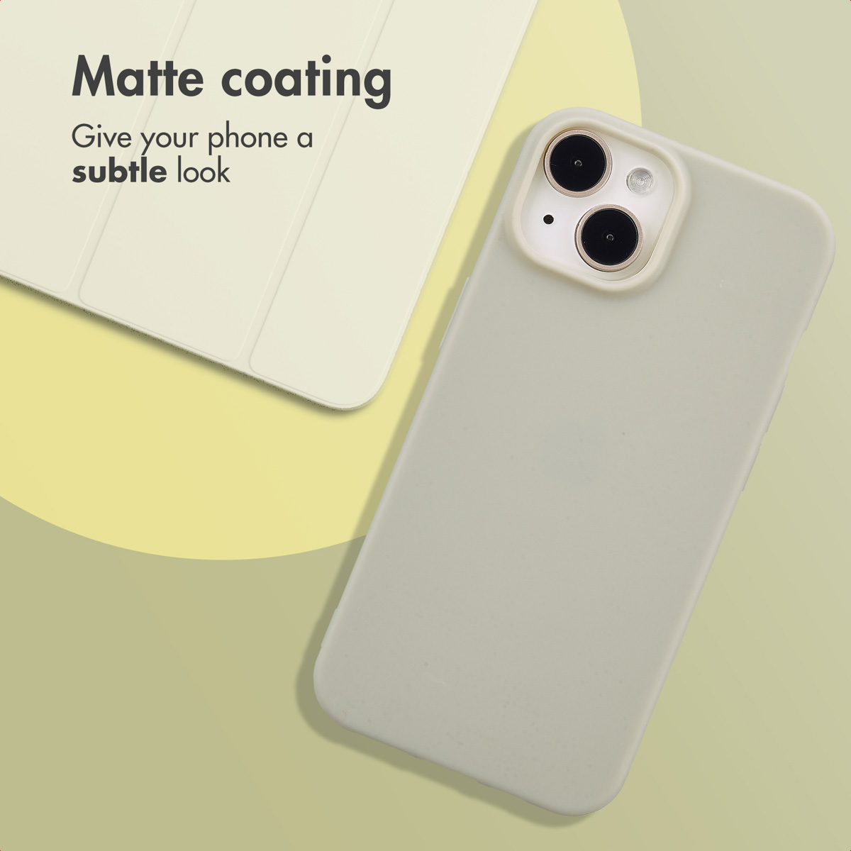 Een matte telefoonhoes op een groene achtergrond naast een hoes met tekst.