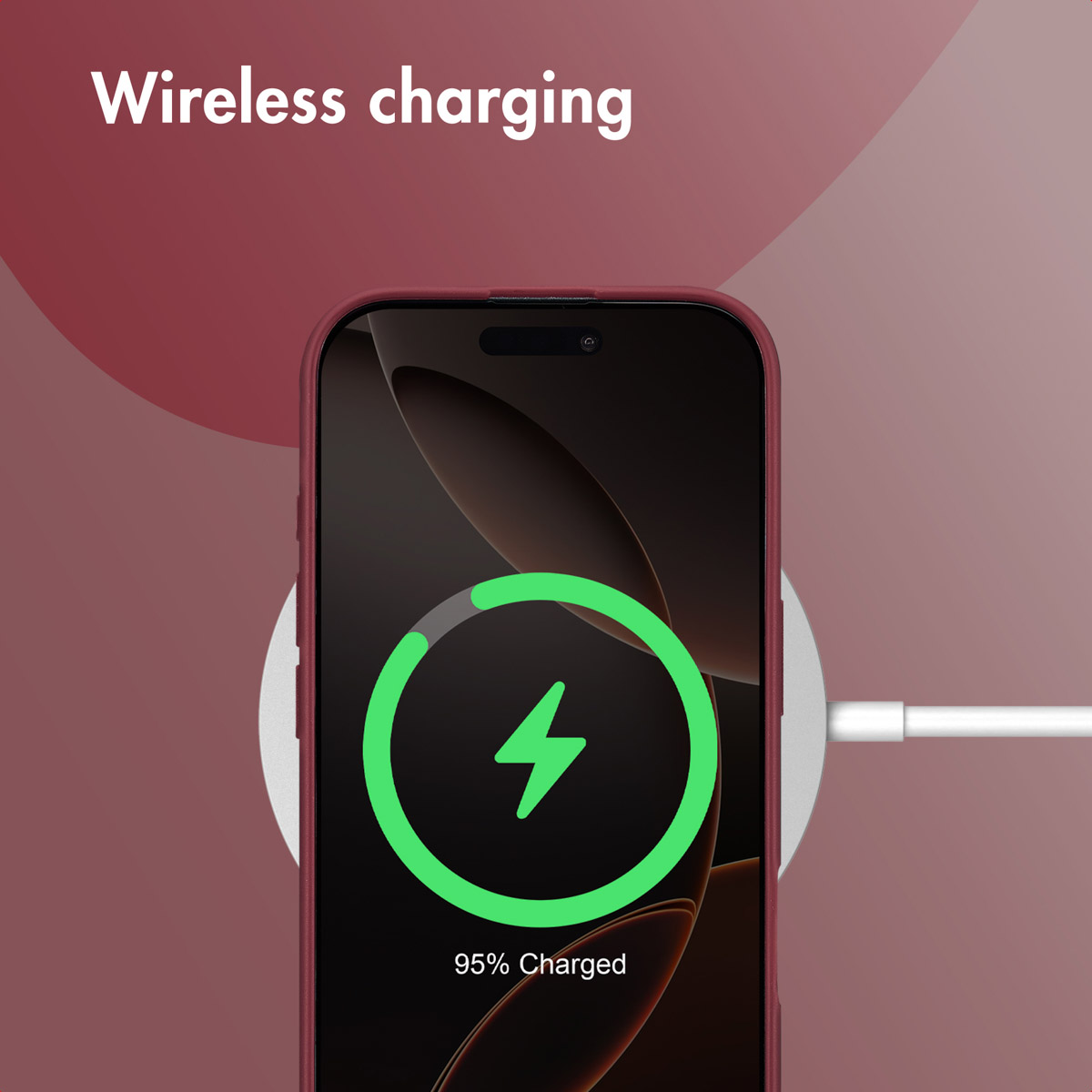 Un smartphone sur un socle de charge sans fil affichant une charge de 95 %.