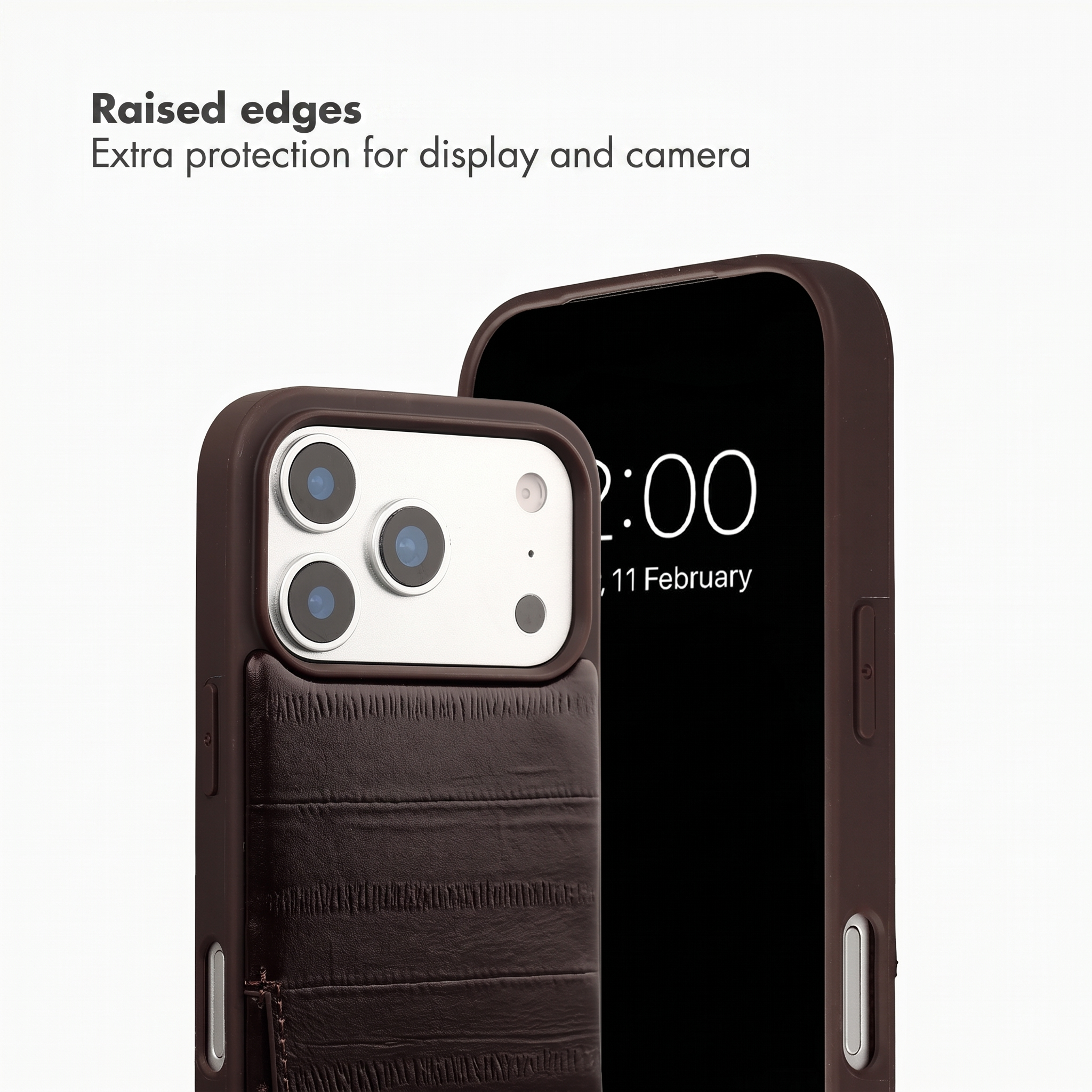 Deux smartphones dans des coques en cuir marron sur fond clair, mettant en valeur les bords surélevés.