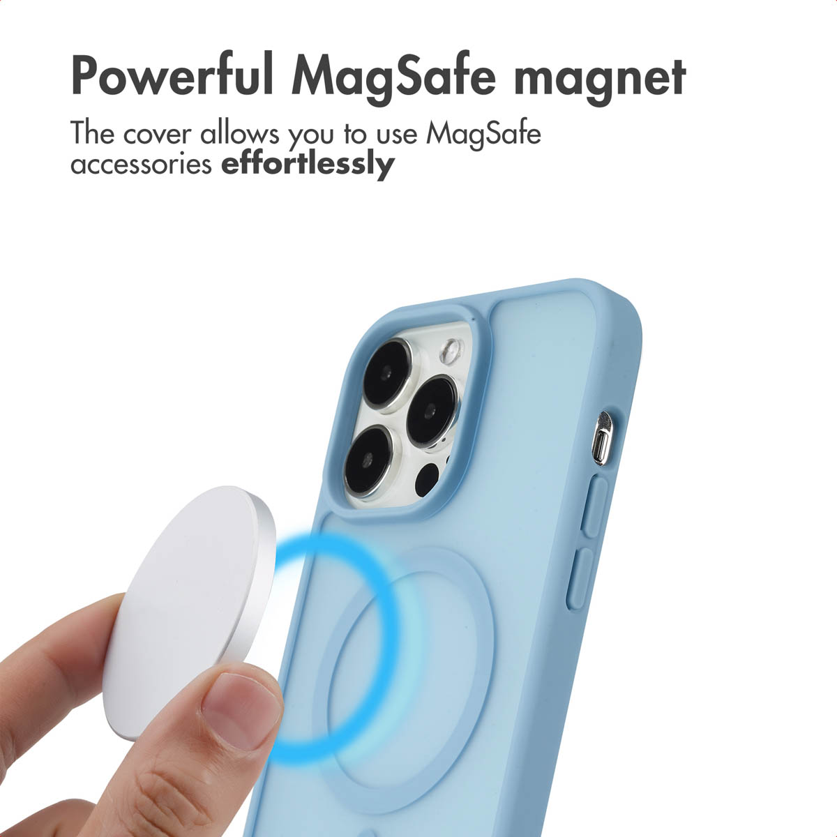 Handy mit hellblauer Hülle, das von Hand gehalten wird, um einen runden weißen MagSafe-Magneten zu befestigen.