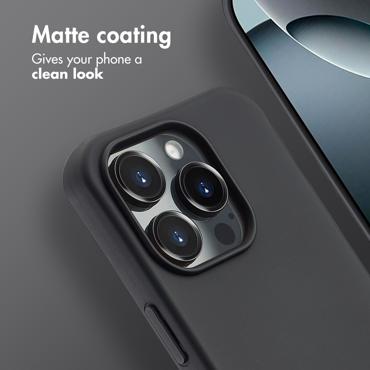 Retro di uno smartphone con cover nera opaca, tripla fotocamera e scritta Matte coating.