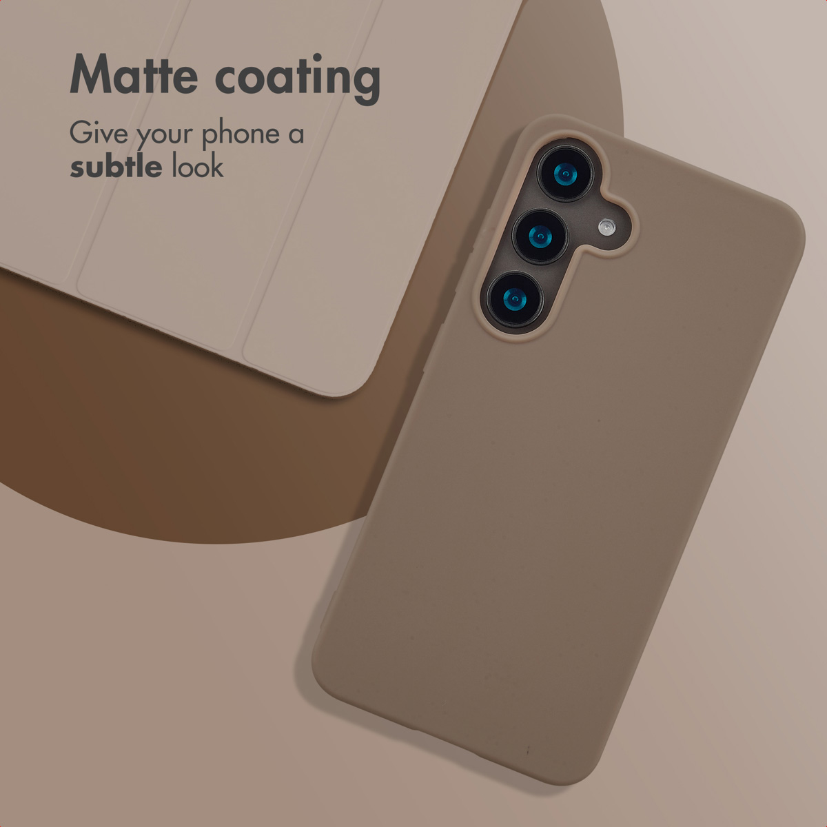 Un smartphone beige en funda mate con tres cámaras traseras junto a otra funda, sobre superficie beige con texto.