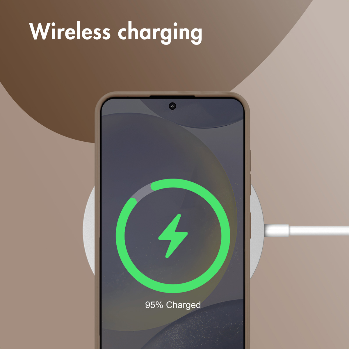 Un smartphone en una base de carga inalambrica muestra 95% de carga.