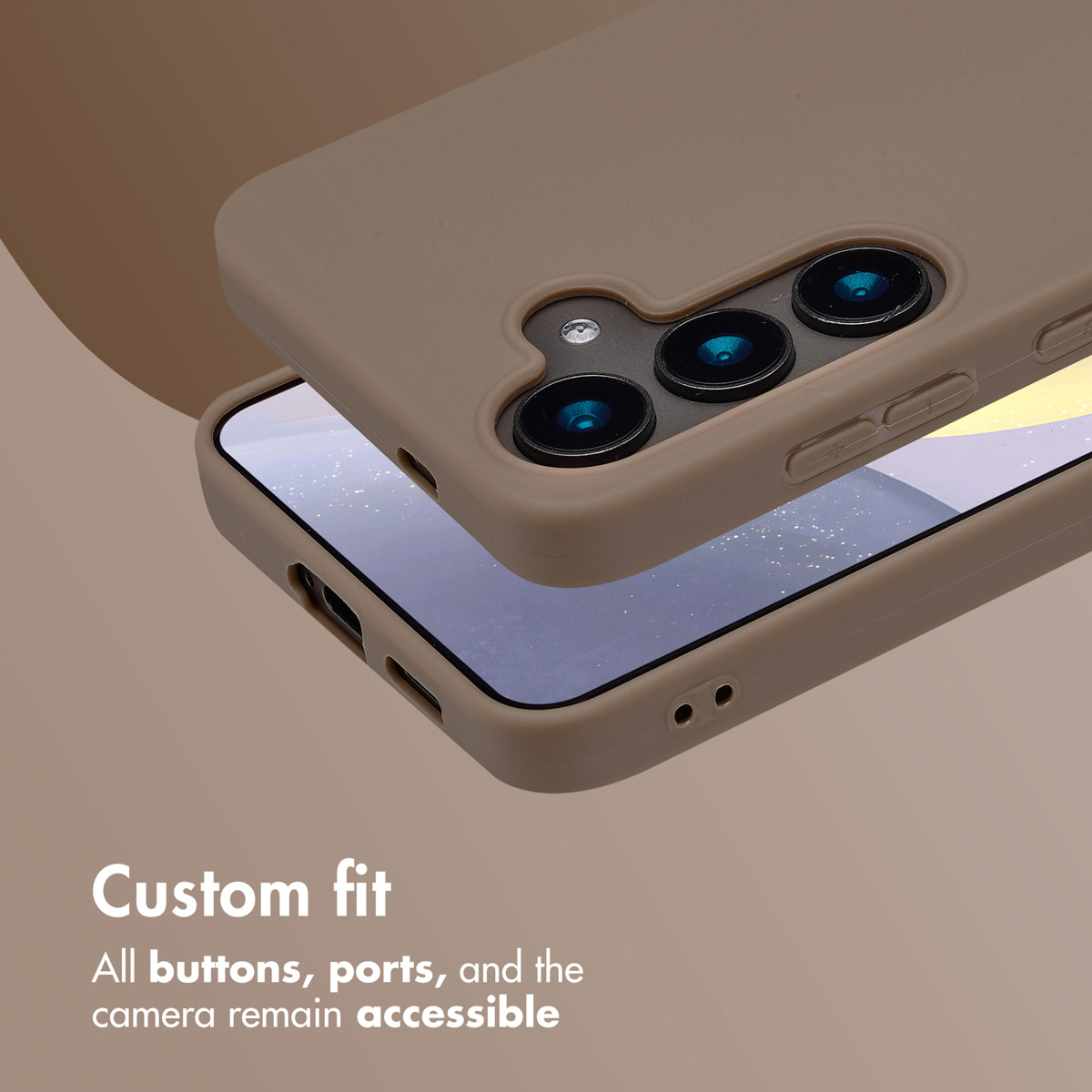 Un teléfono en una funda protectora beige, mostrando botones, puertos y cámara accesibles.