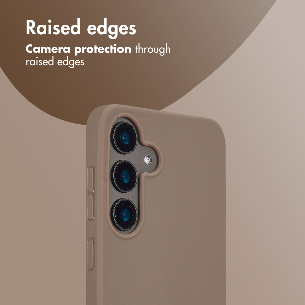 Primer plano de una funda de móvil beige con bordes elevados alrededor de la cámara.