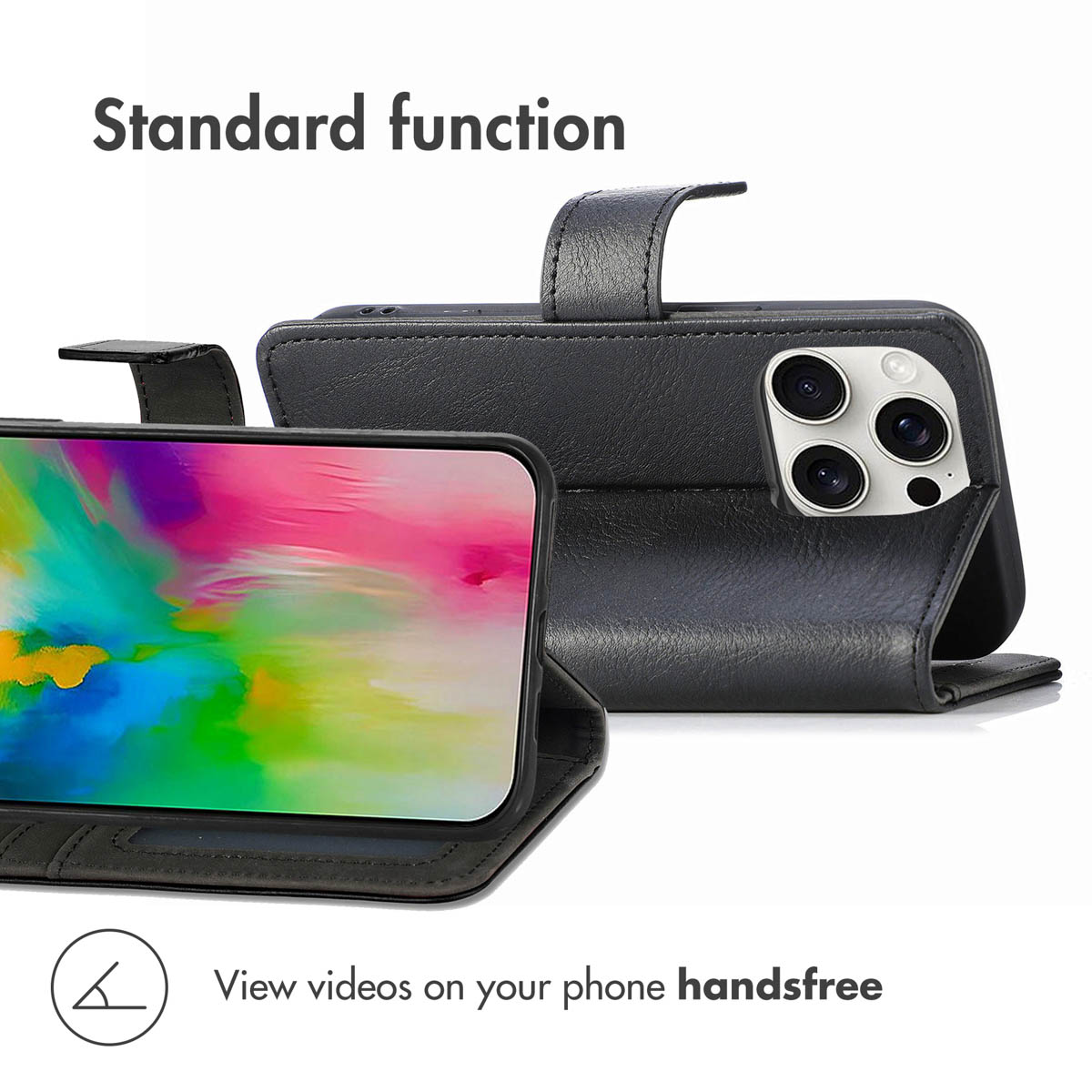 Un étui de téléphone en cuir noir plié en support pour regarder des vidéos les mains libres.