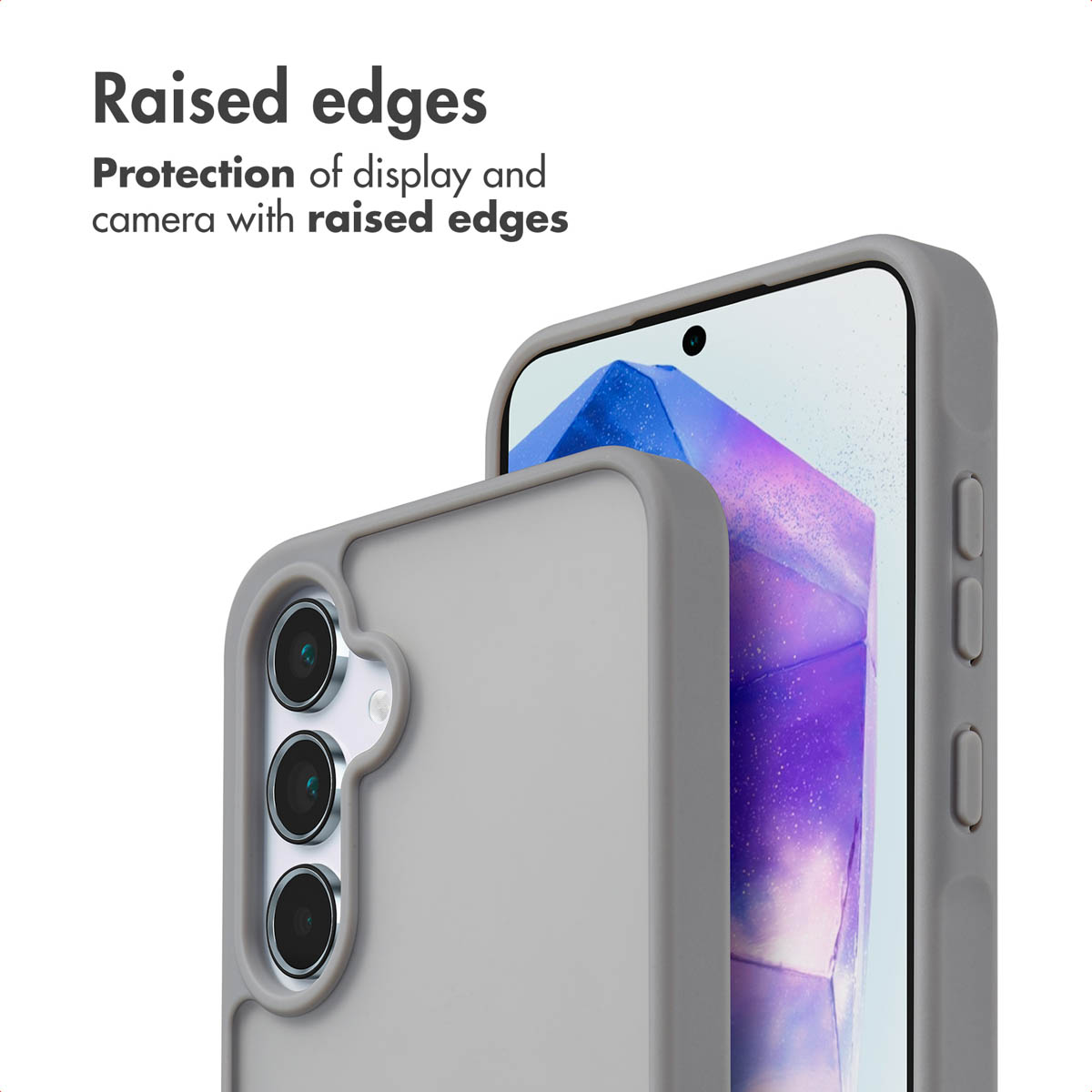 Funda de móvil gris con bordes elevados para protección de pantalla y cámara, fondo blanco.