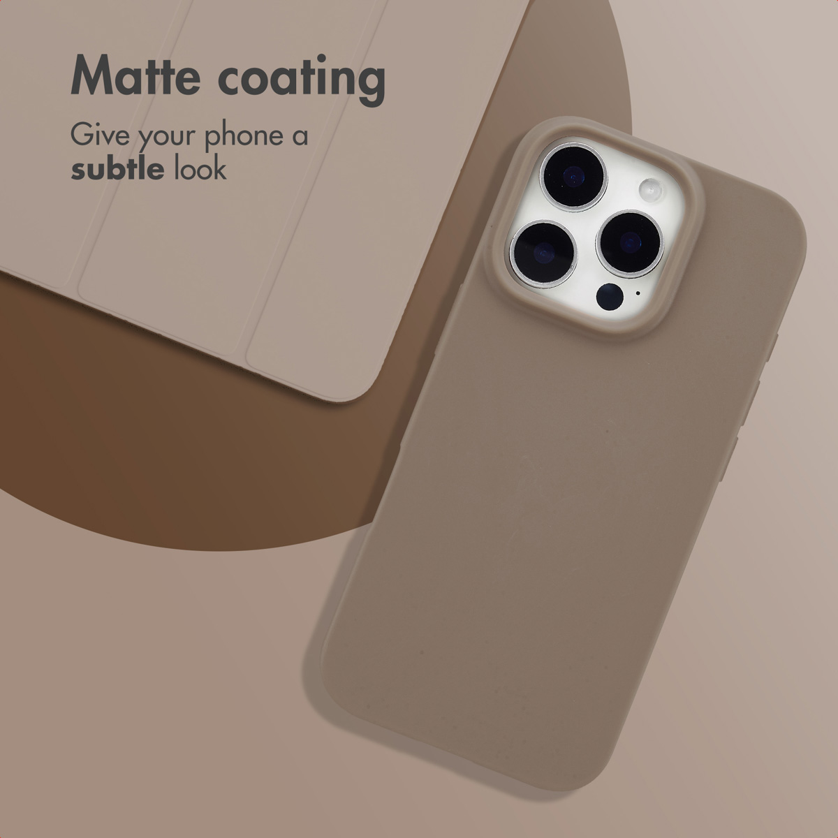 Un smartphone beige dans une coque mate assortie à côté d'une housse de tablette.