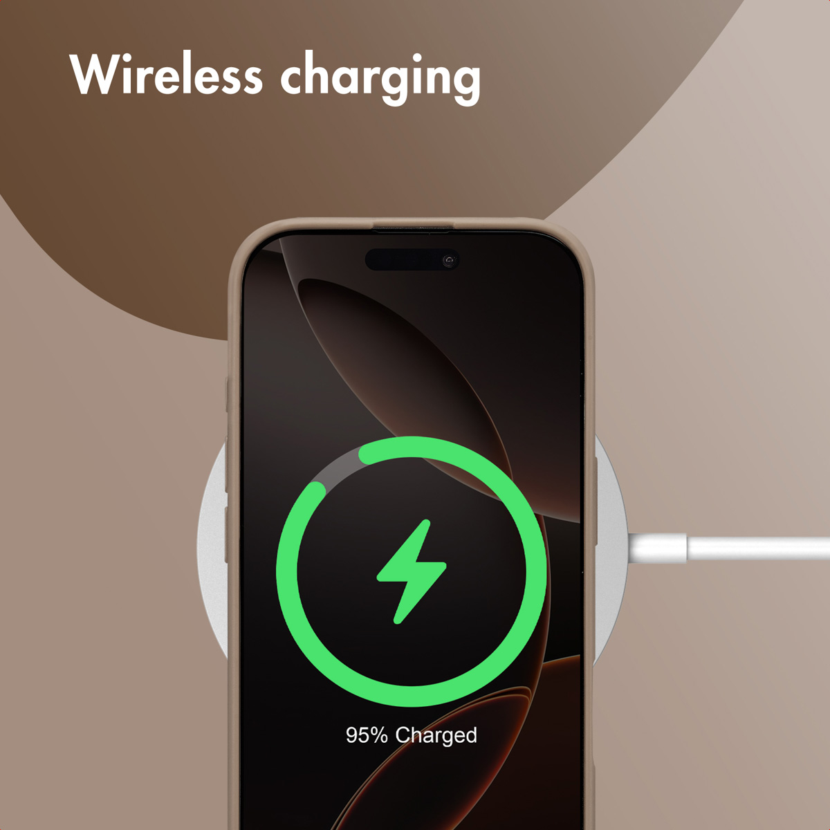 Un smartphone est sur un chargeur sans fil, l'écran indique 95% de charge.