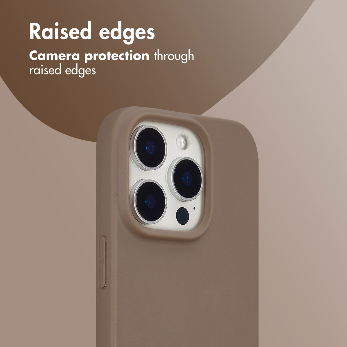 Une coque de téléphone taupe présente des bords surélevés autour de l'appareil photo pour la protection.