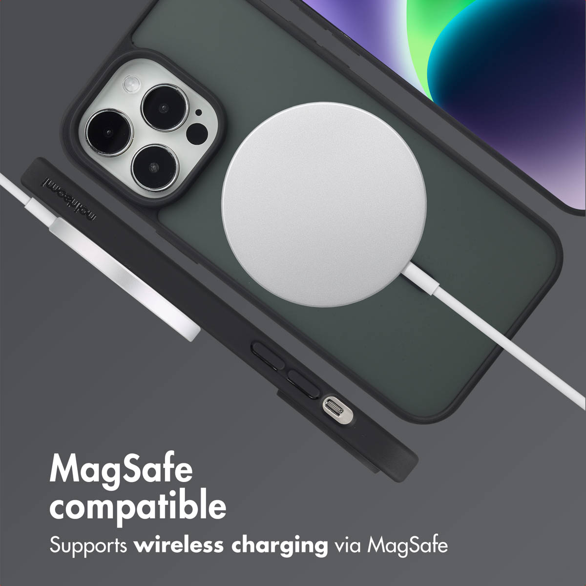 Ein Smartphone in dunkler Hülle mit MagSafe-Ladegerät auf der Rückseite und Text zur MagSafe-Kompatibilität.