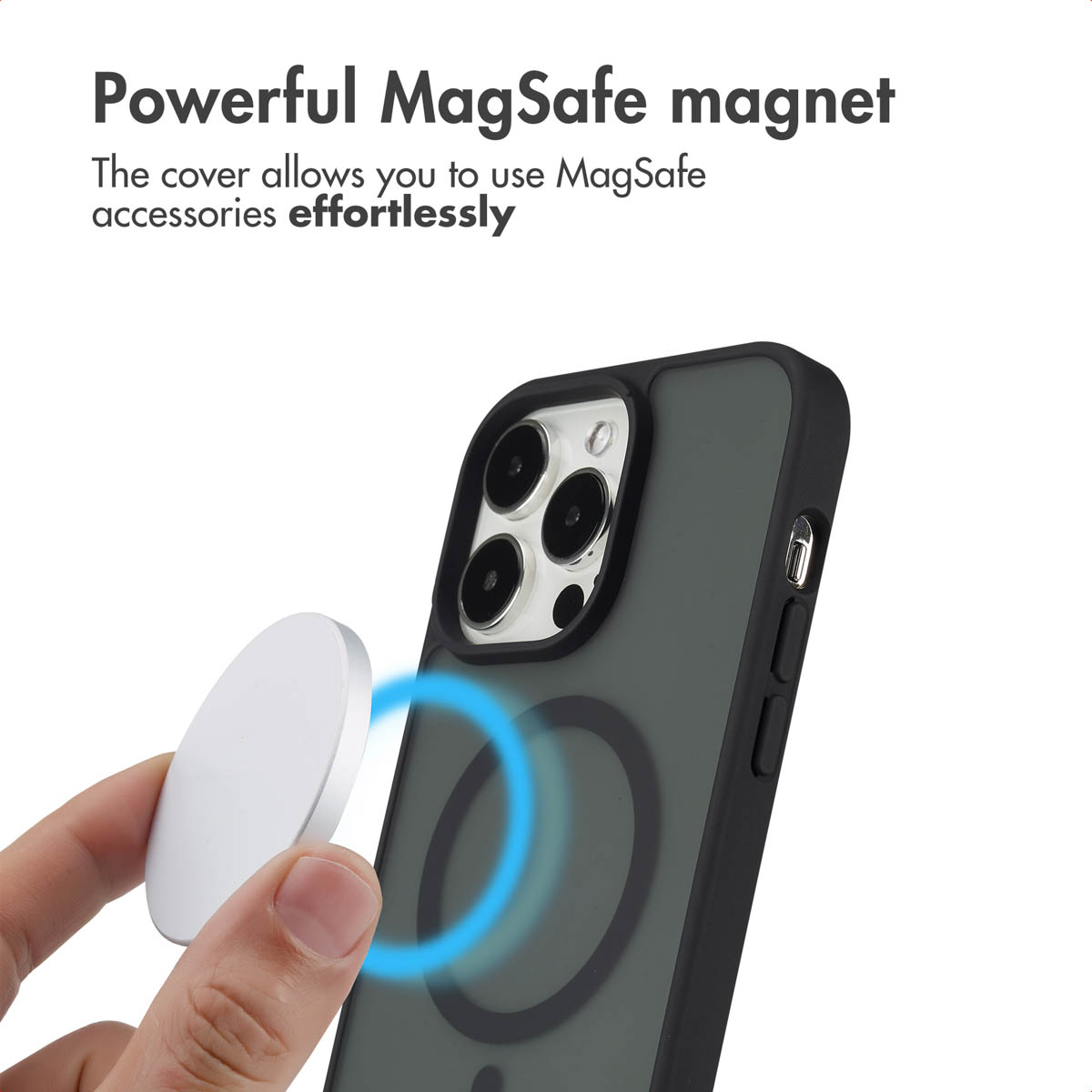 Handy in schwarzer Schutzhülle mit MagSafe-Funktion und magnetischem Zubehör in der Hand.