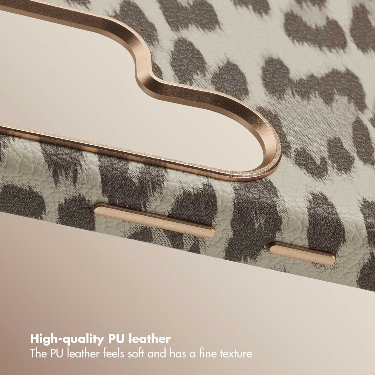 Primer plano de una funda de móvil de piel sintética con estampado de leopardo y detalles en oro rosa.