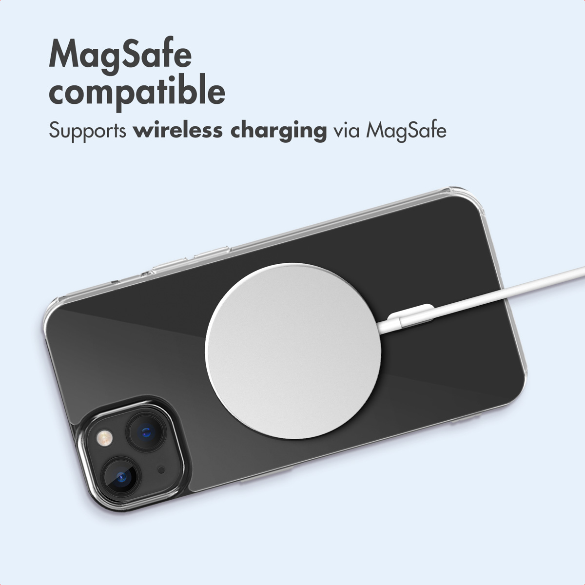 Uno smartphone nero con una base di ricarica MagSafe bianca e testo in alto.