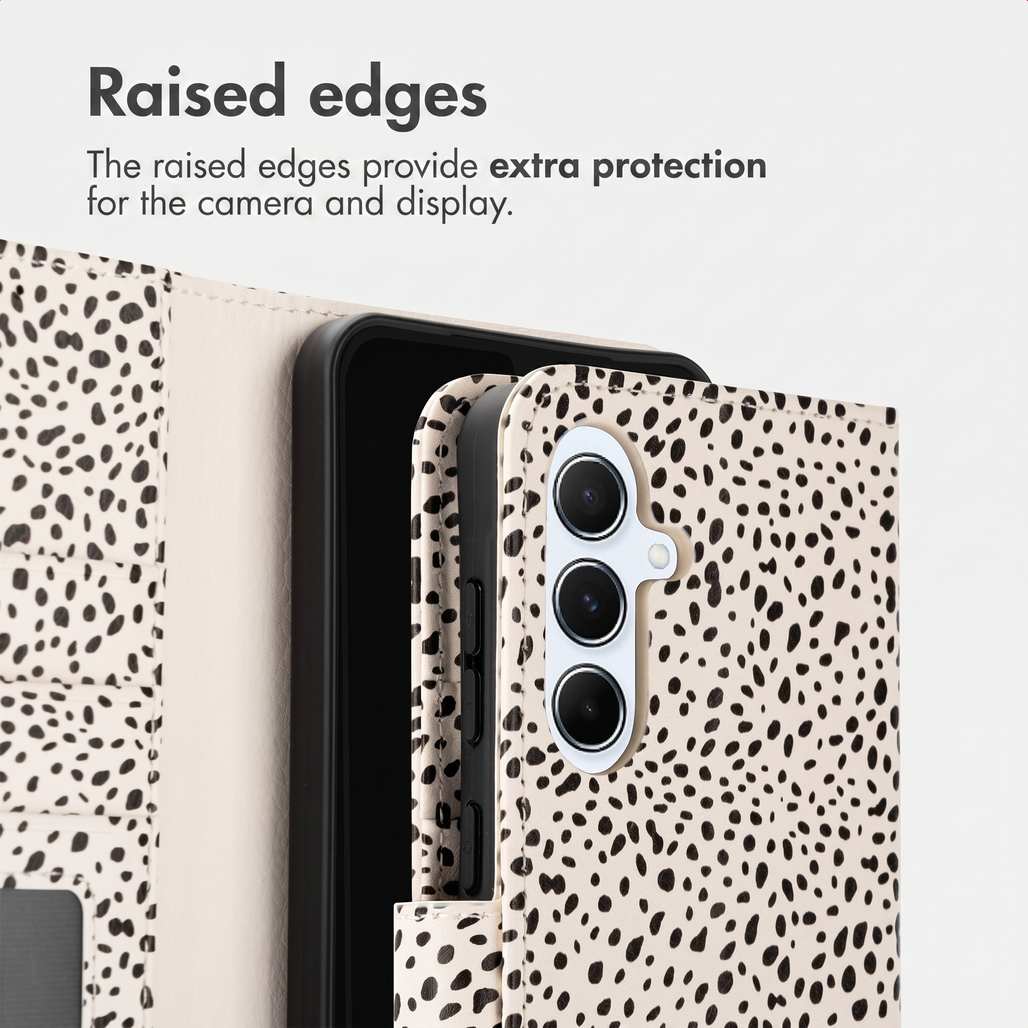 Custodia per telefono con motivo dalmata, che mostra bordi rialzati per proteggere fotocamera e schermo.